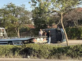 Kontrolden çıkan otomobil kaldırıma yan yattı
