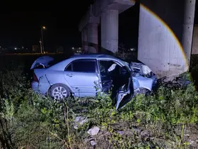 Kontrolden çıkan otomobil köprü ayağına çarparak durdu:  2 yaralı
