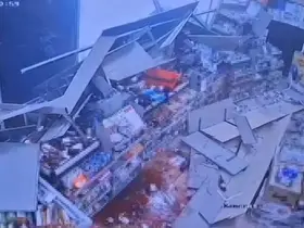 Kontrolden çıkan otomobil markete daldı, vatandaşlar ölümden döndü
