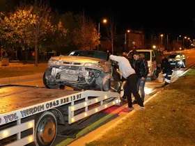 Kontrolden çıkan  otomobil önce kaldırıma sonra orta refüjdeki Yavaş levhasına çarptı
