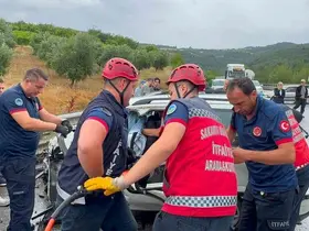 Kontrolden çıkan otomobil, önündeki tıra çarptı: 1 ölü, 2 yaralı

