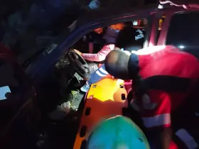 Kontrolden çıkan otomobil ormanlık alana uçtu: 4 yaralı
