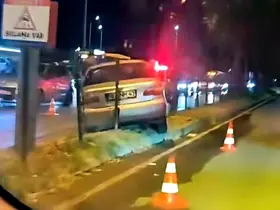 Kontrolden çıkan otomobil orta refüje çıktı
