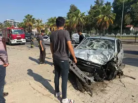 Kontrolden çıkan otomobil refüjdeki bariyerlere çarptı: 1 yaralı
