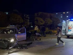 Kontrolden çıkan otomobil refüje çarptı: 1 yaralı
