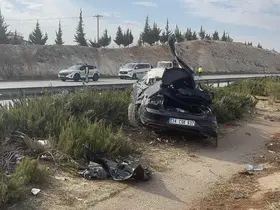 Kontrolden çıkan otomobil refüje uçtu: 1 ölü, 4 yaralı