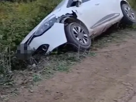 Kontrolden çıkan otomobil uçurumun eşiğinde durdu
