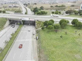 Kontrolden çıkan otomobil yoldan çıkarak yan yattı
