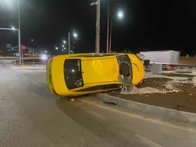 Kontrolden çıkan ticari taksi orta refüje devrildi
