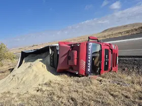 Kontrolden çıkan tır devrildi, sürücü hafif yaralandı