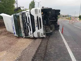 Kontrolden çıkan tır yan yattı
