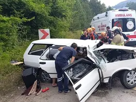 Kontrolden çıkan tırın dorsesi faciaya neden oldu: 1 ölü 2 yaralı
