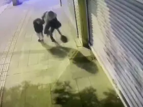 Kontrollü yıkımda çöken binadan koşarak kurtulan anne ve kızın kaçış anları kameraya yansıdı
