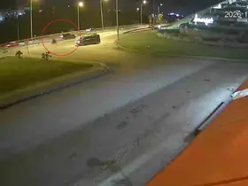 Kontrolsüz dönen otomobil motosiklete çarptı: 1 yaralı
