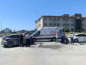 Kontrolsüz kavşakta çarpışan otomobillerin sürücüleri yaralandı
