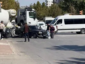Konya’da beton mikseri otomobille çarpıştı