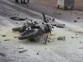Konya’da işçi servisi kazaya karıştı! Çarptığı motosiklet alev aldı
