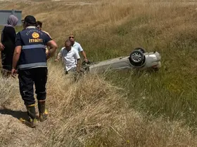 Konya-Eskişehir yolunda otomobil şarampole devrildi: 2 yaralı

