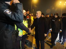 Konya protokolü, sürücülerin ve polislerin yeni yılını kutladı

