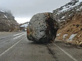 Konya yoluna dev kaya düştü