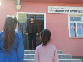 Konya'da bir ilkokulda 2 öğrenci ve 1 öğretmen için ilk ders zili çaldı