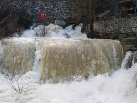 Konya’da eriyen kar suları Göksu Nehri’ni coşturdu
