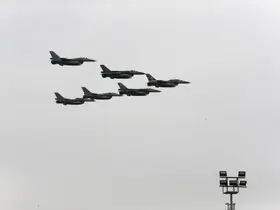 Konya’da SOLOTÜRK ve Türk Yıldızları’ndan öğrencilere 23 Nisan gösterisi