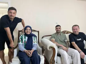 Konyaspor’dan omurilik kanseri tedavisi gören taraftar Sude Ay’a ziyaret
