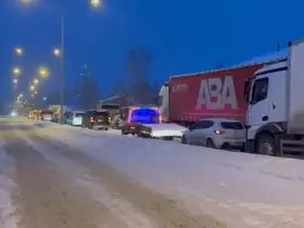 Kop Dağı Geçidi’nde tipi nedeniyle araçlar yolda kaldı

