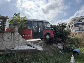 Köpeğe çarpmamak için manevra yapan halk otobüsü duvara çarptı
