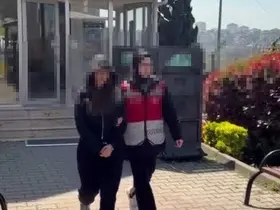Köpeği camdan sarkıttı, o anları kayda aldı
