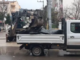 Körfez’de şiddetli fırtınada çatılar uçtu, araçlar hasar gördü
