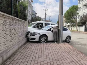 Köşede çarpıştılar, site duvarında durdular
