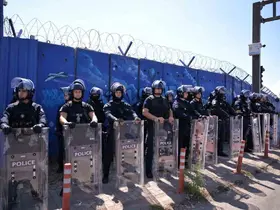 Kosovalılar eski Cumhurbaşkanı Thaçi’nin mahkumiyeti sonrası Lahey’de polisle çatıştı
