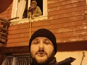 Köy muhtarı yaşlı kadının ilaçlarını 2 kilometre yürüyerek ulaştırdı
