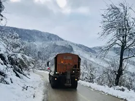 Köy yollarında tuzlama çalışmaları sürüyor
