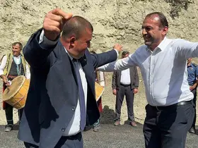 Köy yolu asfaltlandı, büyük sevinç yaşayan köylülüler çiftetelli oynadı
