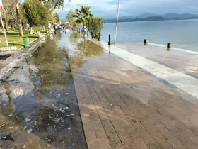 Köyceğiz Gölü taştı, Atatürk Kordonu sular altında kaldı
