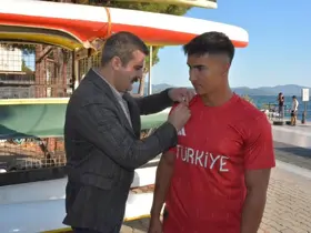 Köyceğiz Kaymakamı Kumcu, Dünya Şampiyonu Karahan’ı ödüllendirdi
