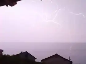 Köye düşen yıldırım korku dolu anlar yaşattı
