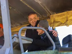 Köyünün yoluna ilk sıcak asfaltı 90 yaşındaki İlyas amca döktü
