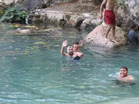 Kozan’da sıcaklar bunalttı, gençler doğal gölete akın etti
