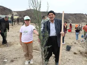 Kozan’da yangından etkilenen alana dede-torun fidan dikti
