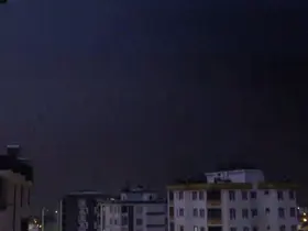 Kozan’da yıldırımın düşme anı kamerada
