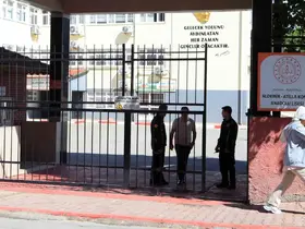 KPSS sınavı yapılan okulda kilitli kalan vatandaş kurtarıldı
