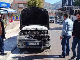 KPSS’ye giren gencin park ettiği otomobilden alevler yükseldi, yangını polisler söndürdü

