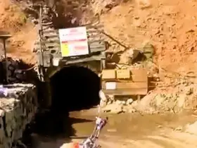 Krom madeninde meydana gelen göçükte 2 işçi mahsur kaldı
