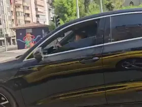 Küçük çocuğa trafikte otomobil kullandırdılar
