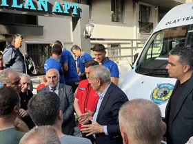 Küçükçekmece Kaymakamı ve Belediye Başkanı yangın yerinde inceleme yaptı, ölen vatandaş için başsağlığı diledi
