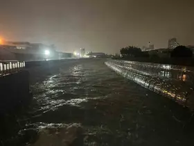 Küçükçekmece’de Ayamama Deresi taşma noktasına geldi
